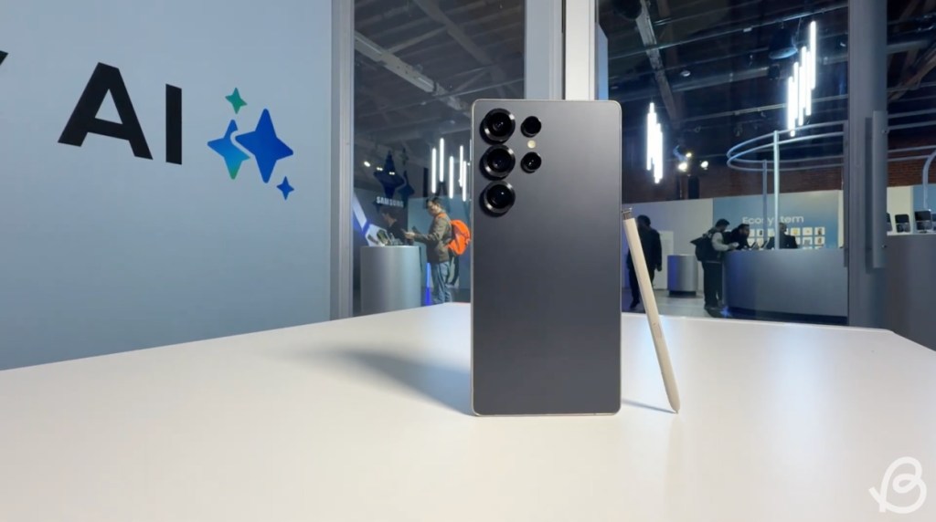 Samsung Galaxy S25 Ultra vs Pixel 9 Pro XL: Bataille de Suprématie Android 12 Samsung Galaxy S25 Ultra placée verticale sur un bureau avec une partie de Galaxy Ai visible en arrière-plan