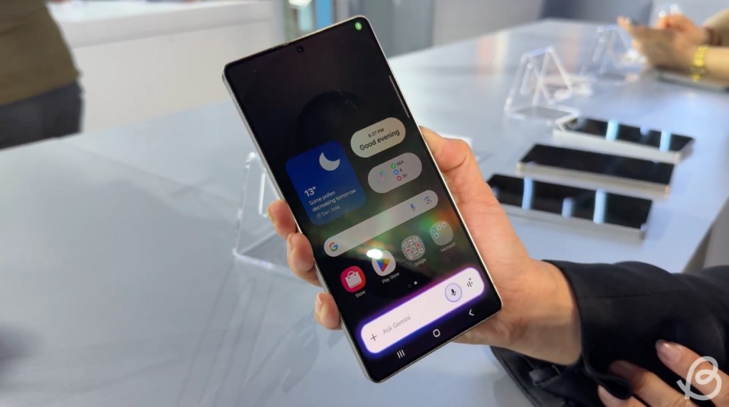 Samsung Galaxy S25 Ultra vs Pixel 9 Pro XL: Bataille de Suprématie Android 11 Hand tenant Samsung Galaxy S25 Ultra présentant la nouvelle superposition des Gémeaux