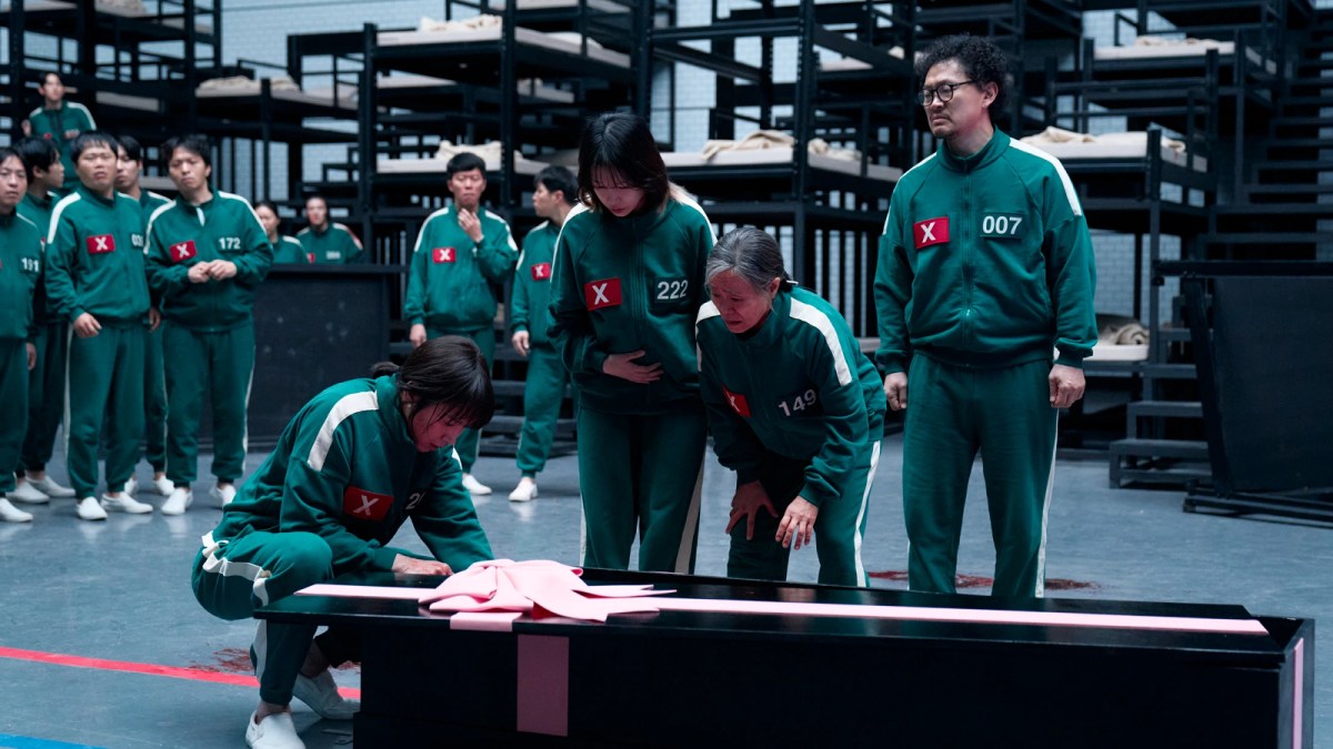 Squid Game Saison 3 : Netflix dévoile le premier aperçu officiel 8 Divers personnages inspectant un cercueil dans Squid Game Saison 3
