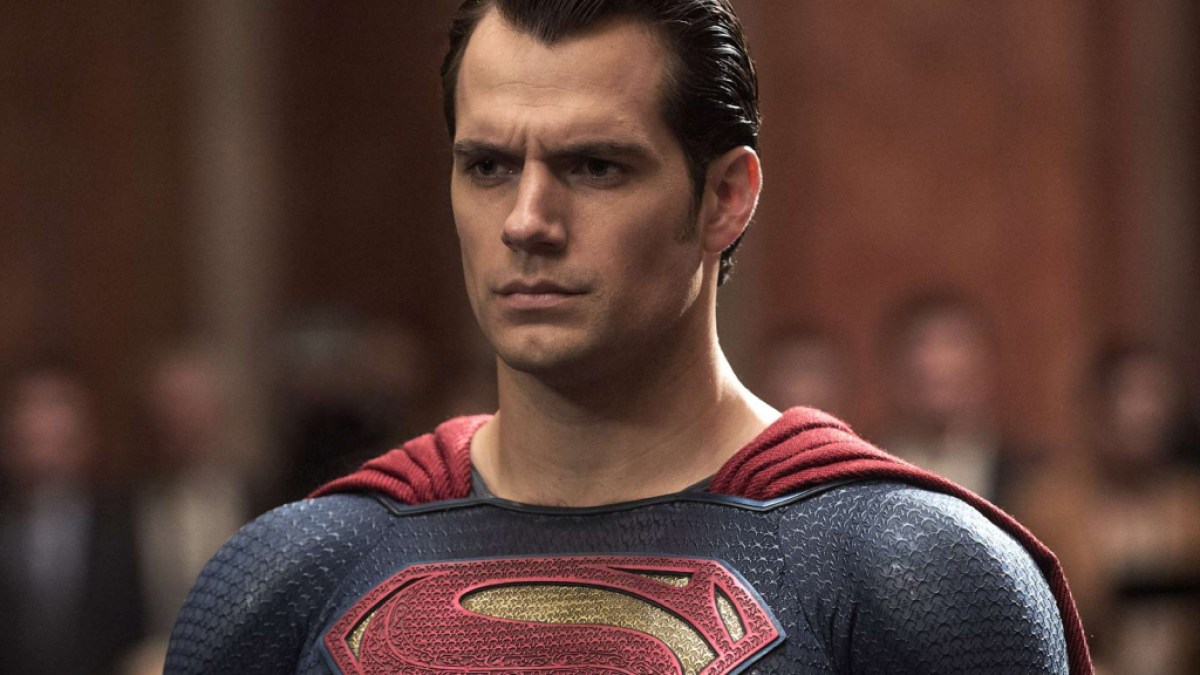Qui joue l'homme d'acier dans chaque film et émission de télévision Superman en prise de vue réelle 13 Henry Cavill comme Superman dans Batman v Superman: Dawn of Justice