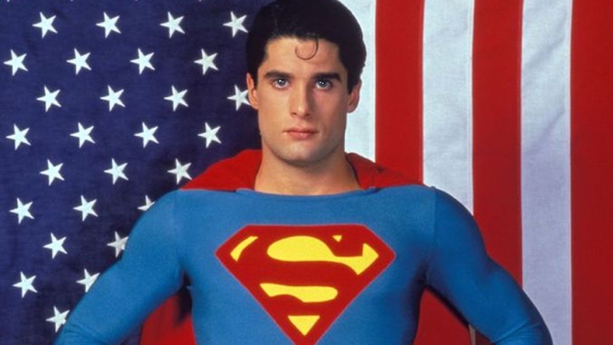 Qui joue l'homme d'acier dans chaque film et émission de télévision Superman en prise de vue réelle 8 Superboy de John Haymes Newton posant devant le drapeau américain dans une publicité Superboy encore