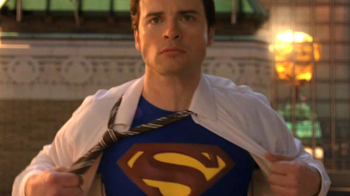 Qui joue l'homme d'acier dans chaque film et émission de télévision Superman en prise de vue réelle 11 Clark Kent ouvrant sa chemise pour révéler le costume de Superman dans la scène finale de Smallville
