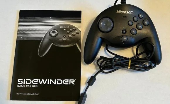 Top 5 Gadgets révolutionnaires des 50 ans d'innovation de Microsoft 6 Microsoft Sidewinder GamePad avec manuel