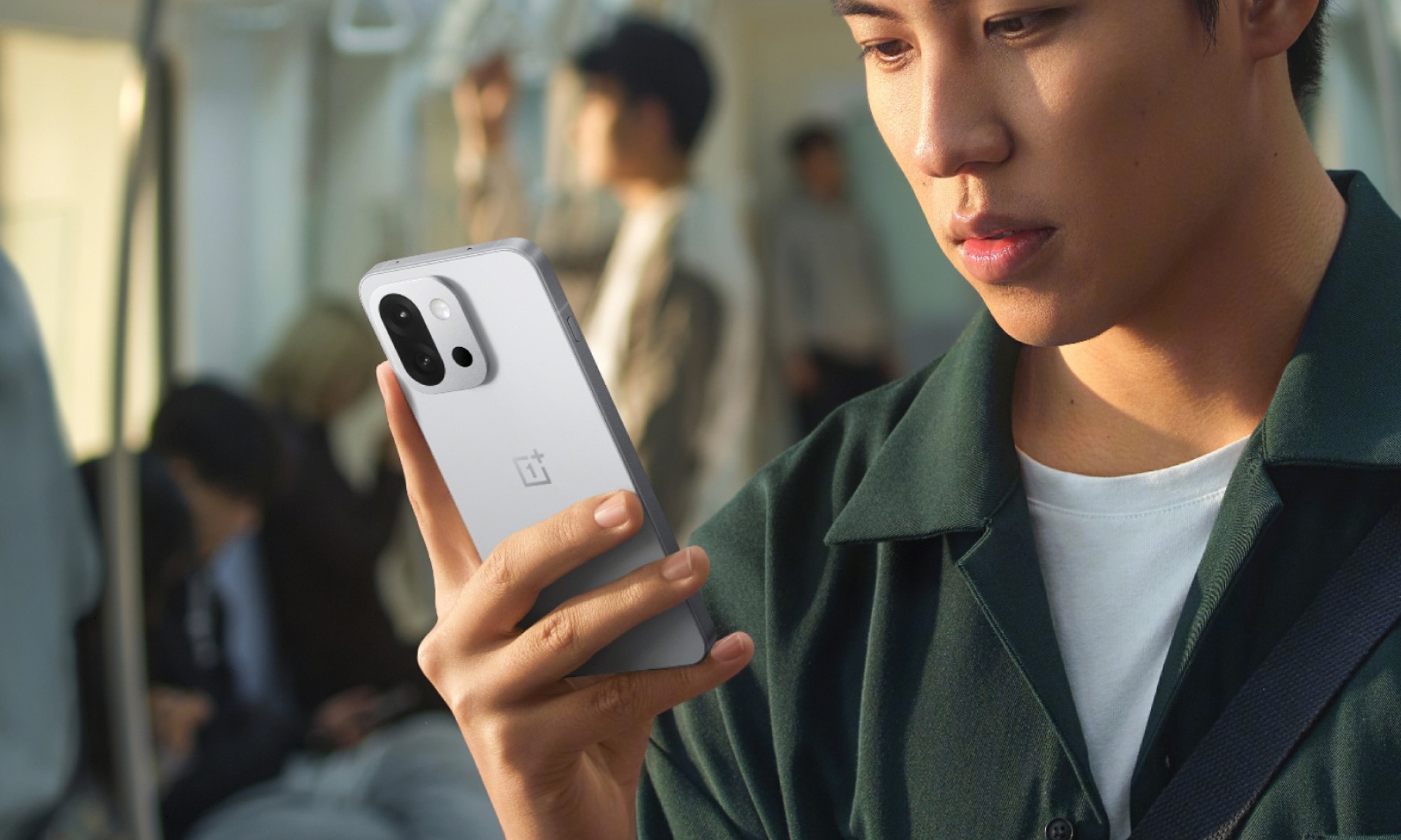 3 raisons excitantes d'attendre le lancement du OnePlus 13S 8 Person using the OnePlus 13T.