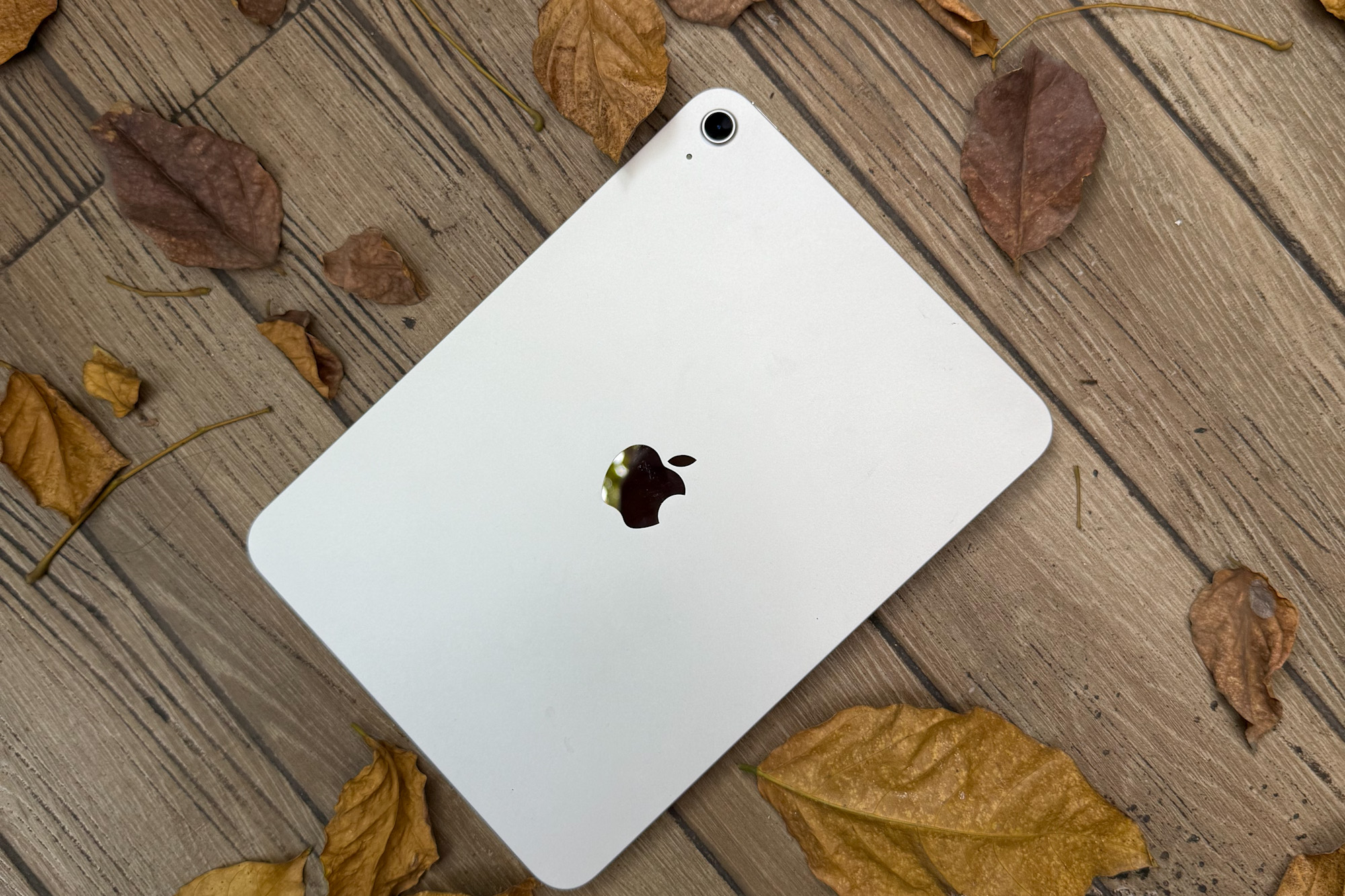 Chronologie des sorties de l'iPad : de 2010 à 2025 expliquée 23 Coque arrière d'un iPad sur le sol.