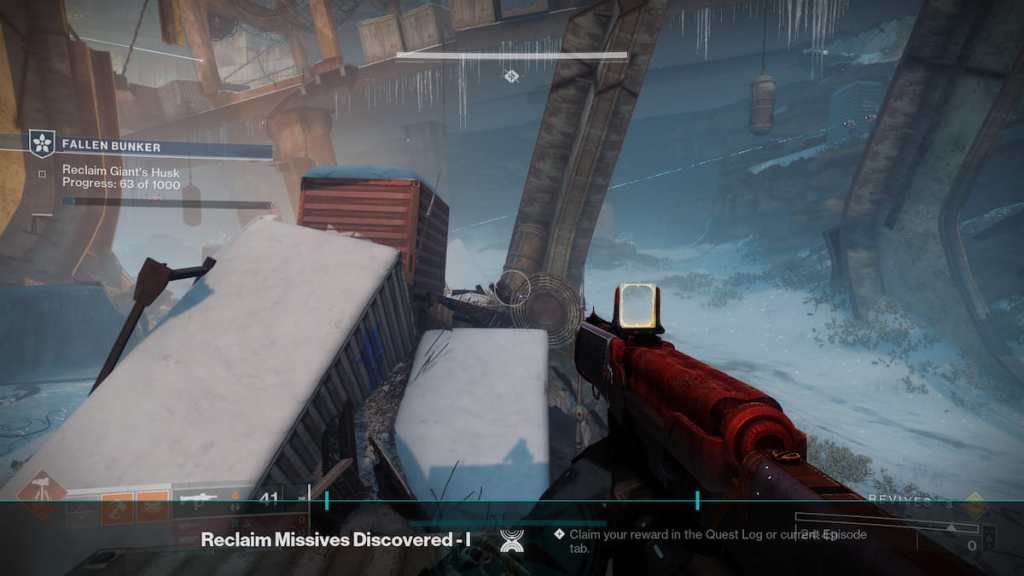 Destiny 2 : Guide complet sur tous les emplacements des datapads pour les missives de réclamation 6 Un gardien regarde l'endroit où se trouvait un datapad.