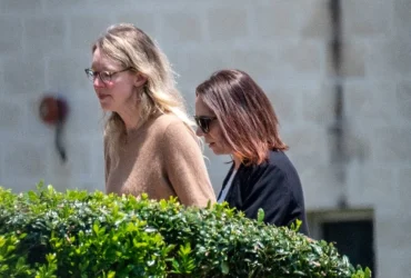 Elizabeth Holmes : l'espoir d'une grâce de Trump, fraudeuse ? 17 Elizabeth Holmes : l'espoir d'une grâce de Trump, fraudeuse ?