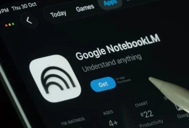 Un ancien animateur de NPR poursuit Google pour avoir prétendument copié sa voix pour l'IA 15 Un ancien animateur de NPR poursuit Google pour avoir prétendument copié sa voix pour l'IA