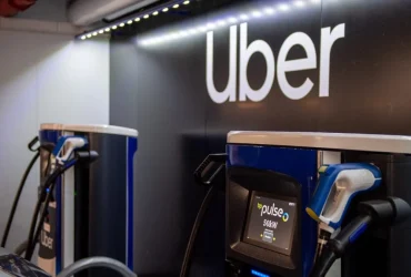 Uber et Rivian s'associent pour déployer 50 000 robotaxis avec un investissement de 1,25 milliard de dollars 13 Uber et Rivian s'associent pour déployer 50 000 robotaxis avec un investissement de 1,25 milliard de dollars