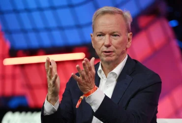 Eric Schmidt hué pour ses propos sur l'IA lors d'une remise de diplômes universitaire