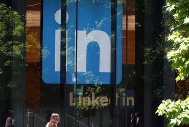 THINK: The user wants to translate a title from English to French. I need to focus on conveying the meaning accurately and naturally in French. Original title: "Study Finds Many LinkedIn Posts Are 100% AI-Generated" Let's break it down:
* "Study Finds": Une étude révèle / Une étude constate / Selon une étude
* "Many LinkedIn Posts": Beaucoup de publications LinkedIn / De nombreuses publications sur LinkedIn
* "Are 100% AI-Generated": Sont 100% générées par l'IA / Sont entièrement générées par l'IA / Sont des créations 100% IA Combining these: Option 1: "Une étude révèle que de nombreuses publications LinkedIn sont 100% générées par l'IA." (A bit long but accurate)
Option 2: "Une étude constate que beaucoup de posts LinkedIn sont entièrement générés par l'IA." (Using "posts" is common even in French, "entièrement" sounds good)
Option 3: "Une étude découvre que de nombreux messages LinkedIn sont 100% IA." (Less formal, but common in headlines)
Option 4: "Selon une étude, de nombreux posts LinkedIn sont entièrement générés par l'IA." (Concise and good) Considering typical headline style:
"Study Finds" often translates well with "Une étude révèle" or just implying it.
"Many LinkedIn Posts" can be "De nombreux posts LinkedIn" or "Beaucoup de publications LinkedIn". "Posts" is very commonly used in French for social media.
"Are 100% AI-Generated" can be "sont 100 % générés par l'IA" or "sont entièrement générés par l'IA". "100% AI" is also common. Let's go for a natural, headline-like translation.
"Une étude révèle que de nombreux posts LinkedIn sont 100% générés par l'IA."
This is a good, direct translation.
"Une étude constate" is also good for "Study Finds".
"De nombreux" is better than "beaucoup de" for "many" in a formal context like a study finding.
"Posts LinkedIn" is perfectly acceptable and common.
"100% générés par l'IA" is direct and clear. Let's try to make it slightly punchier, as headlines often are.
"Une étude révèle : de nombreux posts LinkedIn sont 100 % générés par l'IA." (Using a colon to connect)
"Une étude constate que de nombreux posts LinkedIn sont entièrement générés par l'IA." I think "Une étude révèle que de nombreux posts LinkedIn sont 100 % générés par l'IA" is the most faithful and natural translation. The space before "%" is standard in French.Une étude révèle que de nombreux posts LinkedIn sont 100 % générés par l'IA 10 THINK: The user wants to translate a title from English to French. I need to focus on conveying the meaning accurately and naturally in French.
Original title: "Study Finds Many LinkedIn Posts Are 100% AI-Generated"
Let's break it down:
* "Study Finds": Une étude révèle / Une étude constate / Selon une étude
* "Many LinkedIn Posts": Beaucoup de publications LinkedIn / De nombreuses publications sur LinkedIn
* "Are 100% AI-Generated": Sont 100% générées par l'IA / Sont entièrement générées par l'IA / Sont des créations 100% IA
Combining these:
Option 1: "Une étude révèle que de nombreuses publications LinkedIn sont 100% générées par l'IA." (A bit long but accurate)
Option 2: "Une étude constate que beaucoup de posts LinkedIn sont entièrement générés par l'IA." (Using "posts" is common even in French, "entièrement" sounds good)
Option 3: "Une étude découvre que de nombreux messages LinkedIn sont 100% IA." (Less formal, but common in headlines)
Option 4: "Selon une étude, de nombreux posts LinkedIn sont entièrement générés par l'IA." (Concise and good)
Considering typical headline style:
"Study Finds" often translates well with "Une étude révèle" or just implying it.
"Many LinkedIn Posts" can be "De nombreux posts LinkedIn" or "Beaucoup de publications LinkedIn". "Posts" is very commonly used in French for social media.
"Are 100% AI-Generated" can be "sont 100 % générés par l'IA" or "sont entièrement générés par l'IA". "100% AI" is also common.
Let's go for a natural, headline-like translation.
"Une étude révèle que de nombreux posts LinkedIn sont 100% générés par l'IA."
This is a good, direct translation.
"Une étude constate" is also good for "Study Finds".
"De nombreux" is better than "beaucoup de" for "many" in a formal context like a study finding.
"Posts LinkedIn" is perfectly acceptable and common.
"100% générés par l'IA" is direct and clear.
Let's try to make it slightly punchier, as headlines often are.
"Une étude révèle : de nombreux posts LinkedIn sont 100 % générés par l'IA." (Using a colon to connect)
"Une étude constate que de nombreux posts LinkedIn sont entièrement générés par l'IA."
I think "Une étude révèle que de nombreux posts LinkedIn sont 100 % générés par l'IA" is the most faithful and natural translation. The space before "%" is standard in French.Une étude révèle que de nombreux posts LinkedIn sont 100 % générés par l'IA